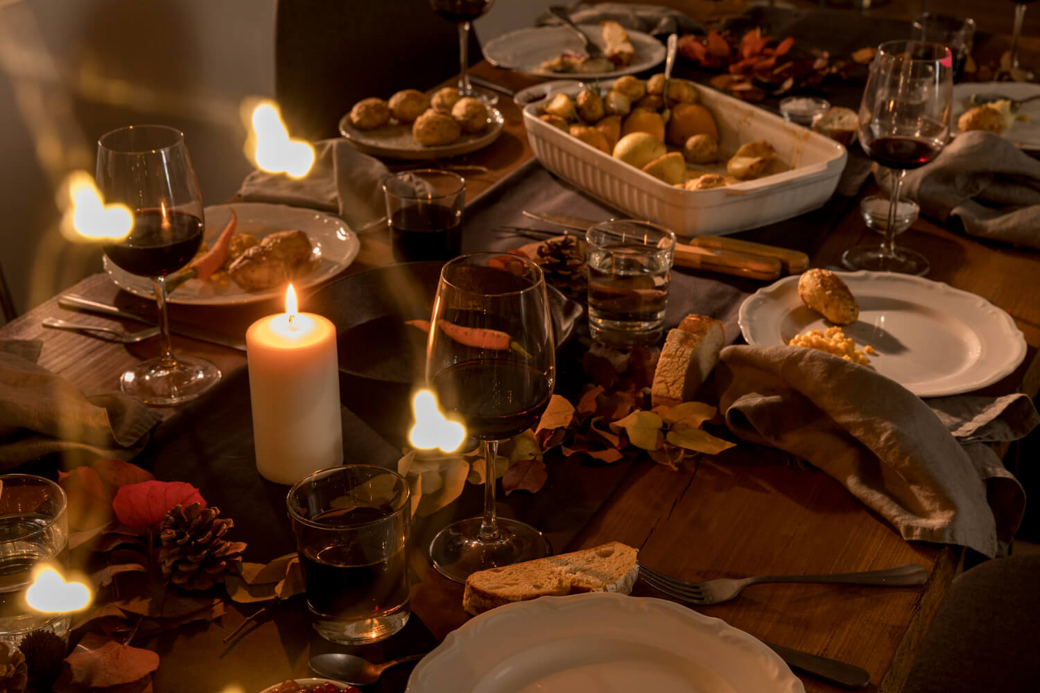 How to Decorate a Candlelight Dinner